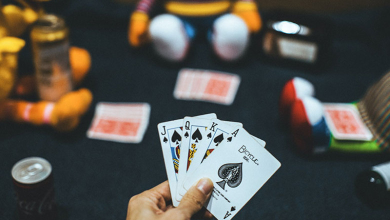 മൂവാറ്റുപുഴയിൽ പണം വച്ച് ചീട്ടുകളി, മൂന്നു ലക്ഷത്തോളം രൂപയുമായി ഏഴ്പേർ അറസ്റ്റിൽ