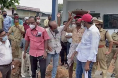 മുവാറ്റുപുഴയിൽ വില്ലേജ് ഓഫിസ് നിർമ്മാണം തടസപ്പെടുത്തിയ സംഭവത്തിൽ നൂറോളം കെ.എസ്.ഇ ബി ജീവനക്കാർ അറസ്റ്റിൽ .