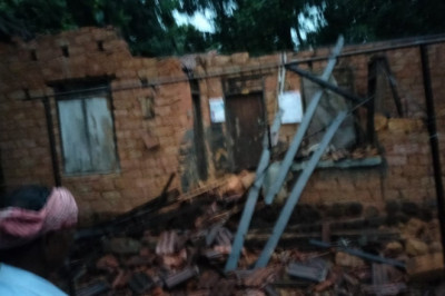 ഈസ്റ്റ് വാഴപ്പിള്ളി നിരപ്പിൽ കാരക്കടയിൽ കുഞ്ഞിൻ്റെ വീട് ഇന്ന് വൈകിട്ടുണ്ടായ കാറ്റിൽ തകർന്നു