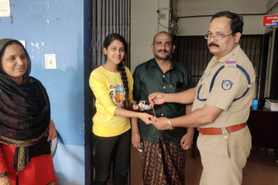 കളഞ്ഞു കിട്ടിയ സ്വർണ്ണച്ചെയിൻ പോലീസ് സ്റ്റേഷനിലെത്തിച്ചു , ഉടമയെ കണ്ടെത്തി പോലീസ്