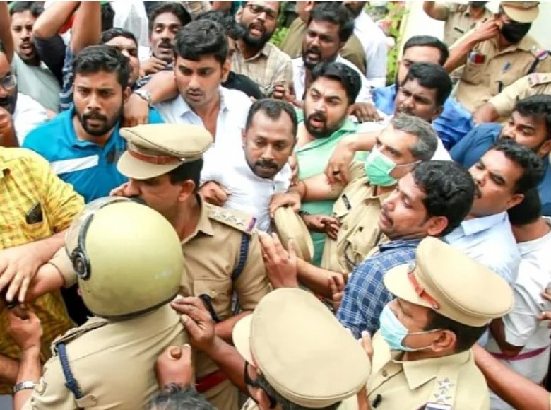 മരണ കുഴികള്‍ക്കെതിരെ പി.ഡബ്‌ളു.ഡി ഓഫീസിലേക്ക് യൂത്ത് കോണ്‍ഗ്രസ് നടത്തിയ മാര്‍ച്ചില്‍ സംഘര്‍ഷം