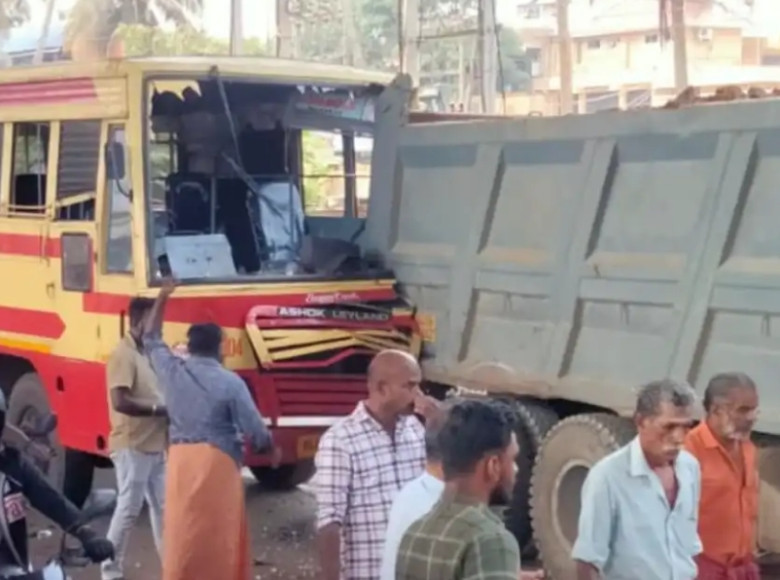 എരമല്ലൂരിനടുത്ത് വൻ അപകടം ; കെഎസ്‌ആര്‍ടിസി ബസ് ലോറിയിലിടിച്ചു ; 40 ഓളം പേര്‍ക്ക് പരിക്ക്