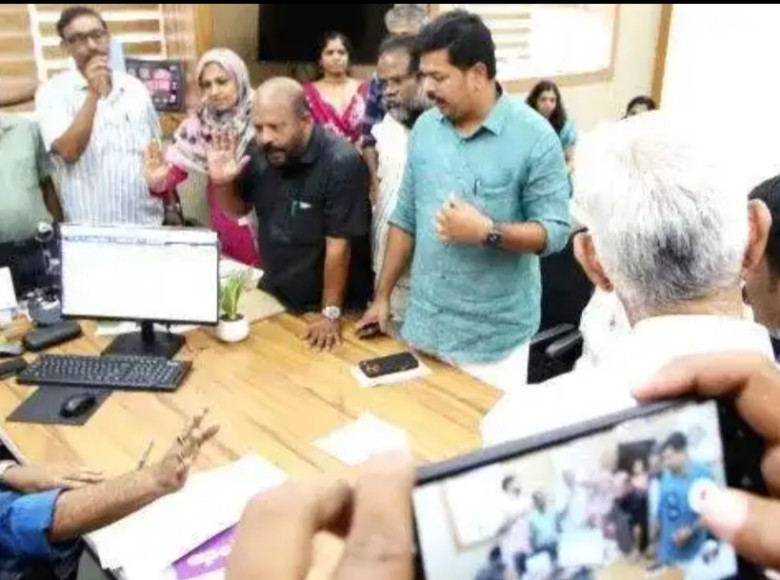 മുഹൂര്‍ത്തം ! ഗെറ്റൗട്ട് ; ഗുജറാത്ത് മുഖ്യമന്ത്രിയെയും പദ്മജയെയും വരണാധികാരി പുറത്താക്കി ഇന്നലെ രാവിലെ തൃശൂർ ആർ.ഡി.ഒ ഓഫീസിലായിരുന്നു സംഭവം.