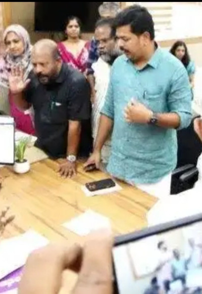 മുഹൂര്‍ത്തം ! ഗെറ്റൗട്ട് ; ഗുജറാത്ത് മുഖ്യമന്ത്രിയെയും പദ്മജയെയും വരണാധികാരി പുറത്താക്കി ഇന്നലെ രാവിലെ തൃശൂർ ആർ.ഡി.ഒ ഓഫീസിലായിരുന്നു സംഭവം.