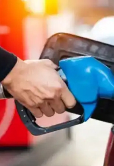 പ്രീമിയം പെട്രോളിൻ്റെ വിലവര്‍ധനവിന് പിന്നാലെ സാധാരണ പെട്രോളിൻ്റേയും, ഡീസലിൻ്റേയും വില വര്‍ധിക്കുന്നു ?