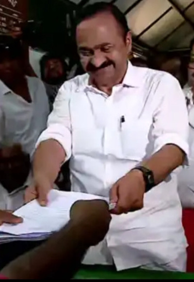 വി.ഡി സതീശന്റെ പത്രിക പരിഗണിക്കുന്നത് മാറ്റിവെച്ചു, സ്വത്ത് വിവരങ്ങള്‍ മറച്ചുവെച്ചുവെന്ന് പരാതി.