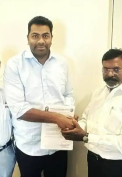 മുഖ്യമന്ത്രി പദത്തിനായി കേവലഭൂരിപക്ഷം ഉറപ്പിച്ച്‌ വിജയ് ; നിരുപാധിക പിന്തുണ അറിയിക്കുന്ന കത്ത് കൈമാറി വിസികെ