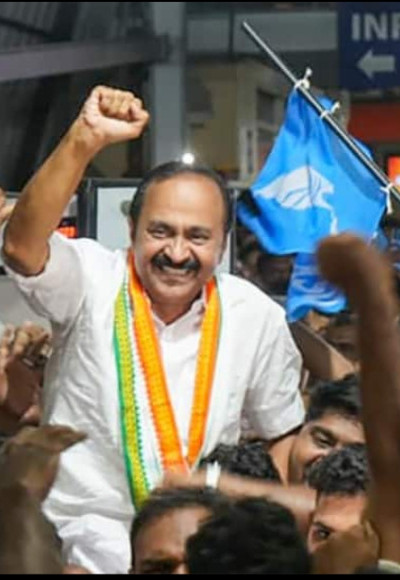 കറുത്ത വാവിലും നിലാവ് കണ്ട് കോൺഗ്രസ് വി.ഡി. സതീശൻ കേരള മുഖ്യമന്ത്രി. 11 ദിവസം നീണ്ട അനിശ്ചിതത്വത്തിന് വിരാമം