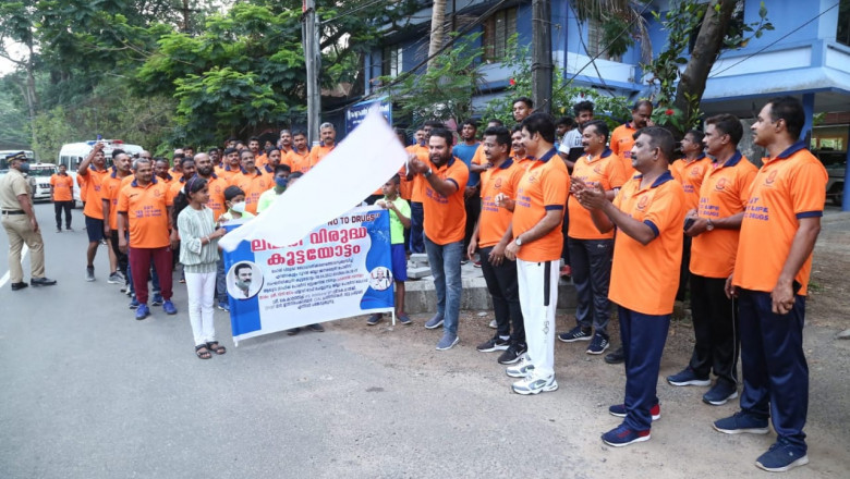 റൂറൽ ജില്ലാ പോലീസ് സിയാലിന്‍റെ സഹകരണത്തോടെ ലഹരി വിരുദ്ധ ബോധവൽക്കരണത്തിന്‍റെ ഭാഗമായി ആലുവയിൽ കൂട്ടയോട്ടം നടത്തി. സിനിമാ നടൻ ടിനിടോം ഫ്ലാഗ് ഓഫ് ചെയ്തു.