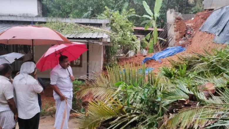 സംരക്ഷണ ഭിത്തി ഇടിഞ്ഞ പ്രദേശം ആന്റണി ജോണ്‍ എം എല്‍ എ സന്ദര്‍ശിച്ചു.