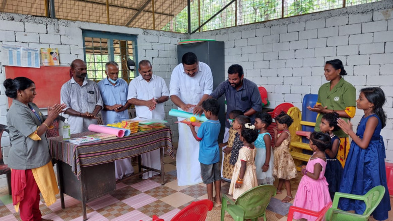 കുട്ടമ്പുഴ പഞ്ചായത്തിലെ പന്തപ്ര ആദിവാസി കോളനിയിലെ അംഗൻവാടി കുട്ടികൾക്ക് MLA ആന്റണി ജോൺ പഠനോപകരണങ്ങൾ വിതരണം ചെയ്തു
