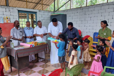 കുട്ടമ്പുഴ പഞ്ചായത്തിലെ പന്തപ്ര ആദിവാസി കോളനിയിലെ അംഗൻവാടി കുട്ടികൾക്ക് MLA ആന്റണി ജോൺ പഠനോപകരണങ്ങൾ വിതരണം ചെയ്തു
