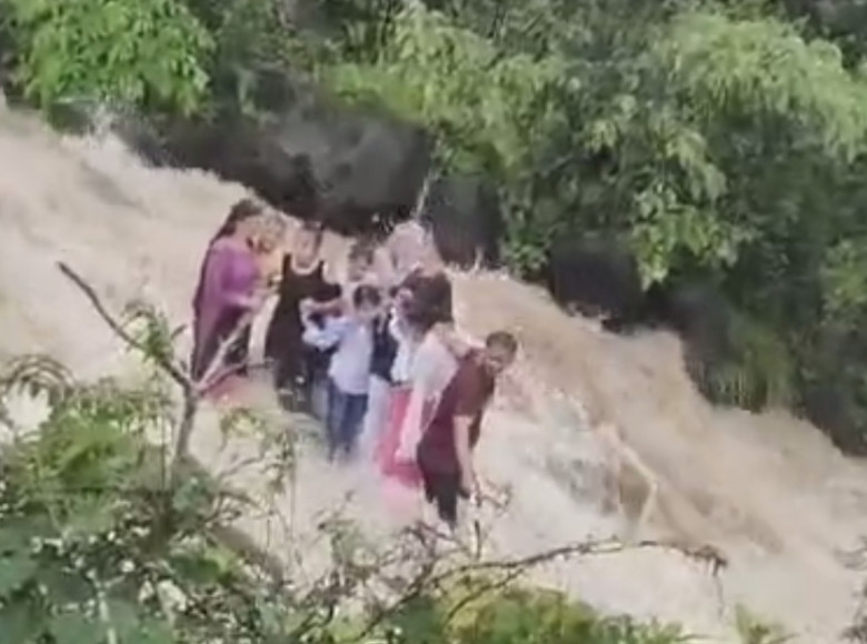 വെള്ളച്ചാട്ടം കാണാനെത്തിയ കുടുംബത്തിലെ മൂന്നുപേർ മരിച്ചു. രണ്ടു കുട്ടികളെ കാണാതായി