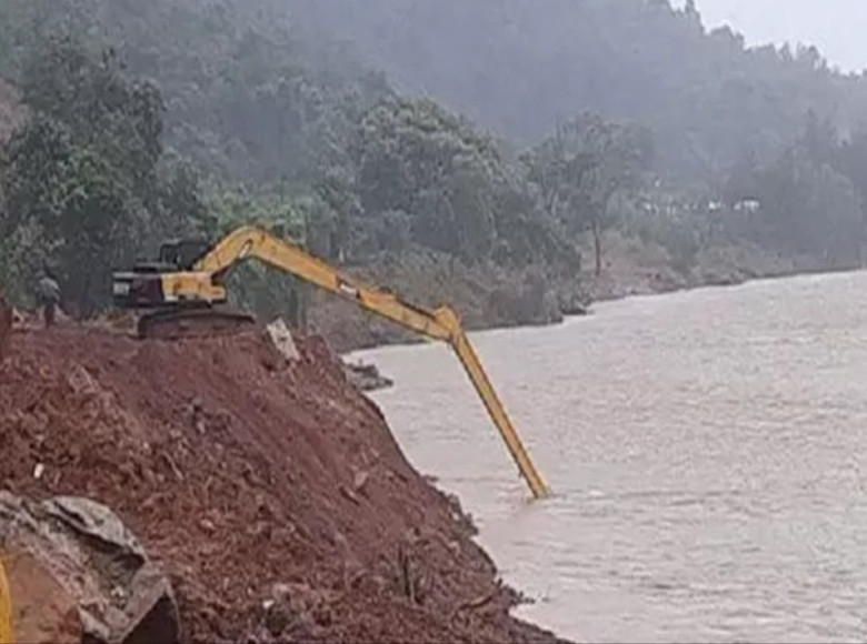 ജീവന്‍ പണയം വെച്ചുകൊണ്ടുള്ള തിരച്ചില്‍ ; ലോറിയുടെ ക്യാബിനടുത്തെത്തി നാവികര്‍